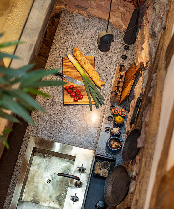 Ferienwohnung Küche mit steinarbeitsplatte und Messing Waschbecken